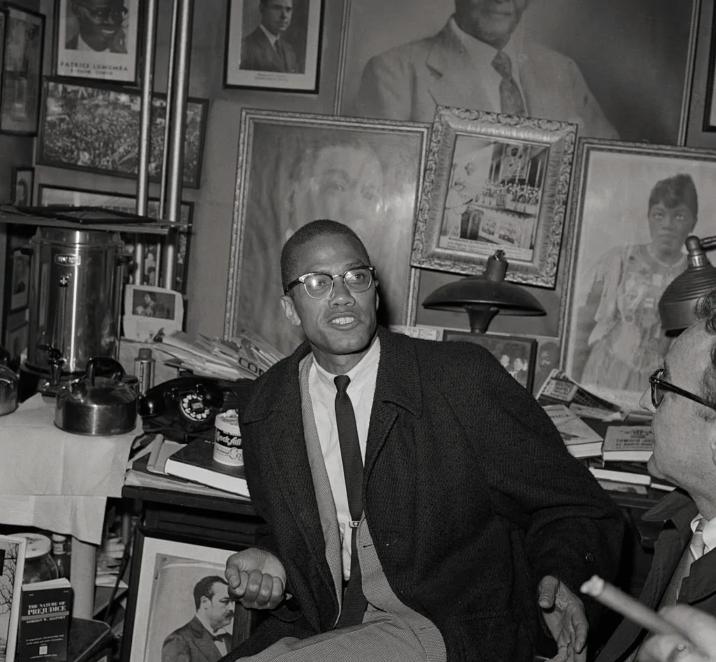 Hvorfor holdt Malcolm X en pistol? Historien bak hans ikoniske vindusbilde