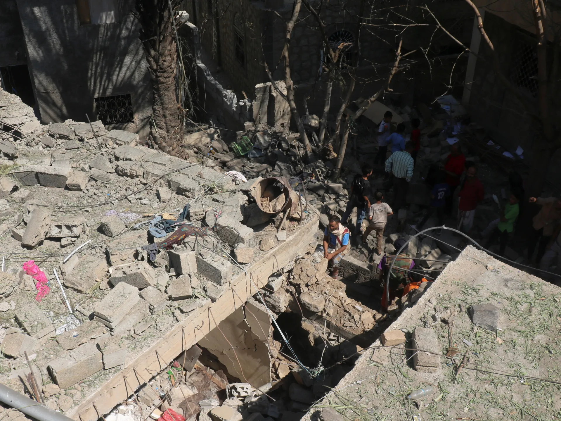 Kamper raser i Jemens Taiz mens FN advarer nesten 260 000 fordrevne