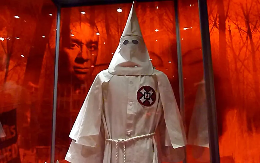 NAACP fordømmer El Paso-gruppen som hadde på seg KKK-kostymer