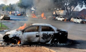 Protestene i Sør-Afrika blir voldelige under raseri over asylavgjørelsen