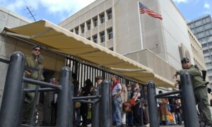 Trump-tjenestemannen hevder rekordstore 300 000 visum ble tilbakekalt