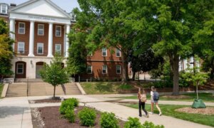 University of Maryland suspenderer Club Tennis Team etter rasistiske KKK Imagery Surfaces