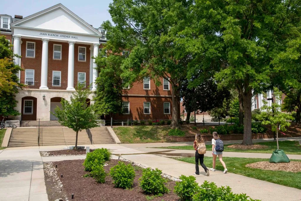 University of Maryland suspenderer Club Tennis Team etter rasistiske KKK Imagery Surfaces